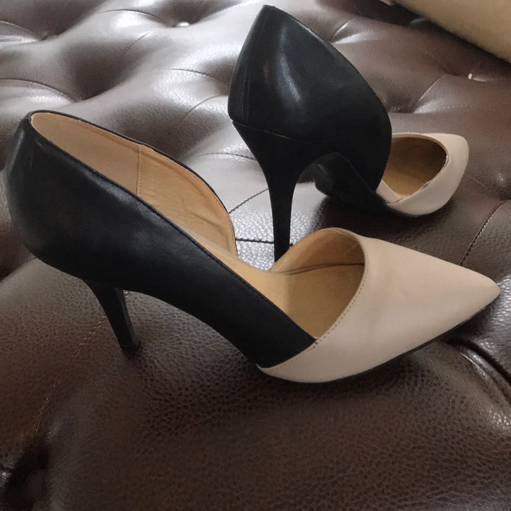 Nude/Black pumps